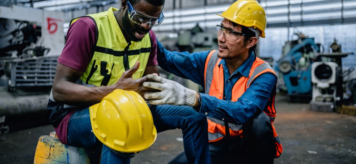 The worker suffered a finger injury, First aid support accident